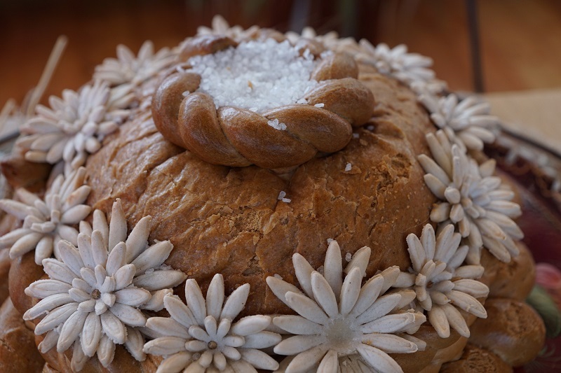 Brot und Salz: Das traditionelle Einweihungsgeschenk